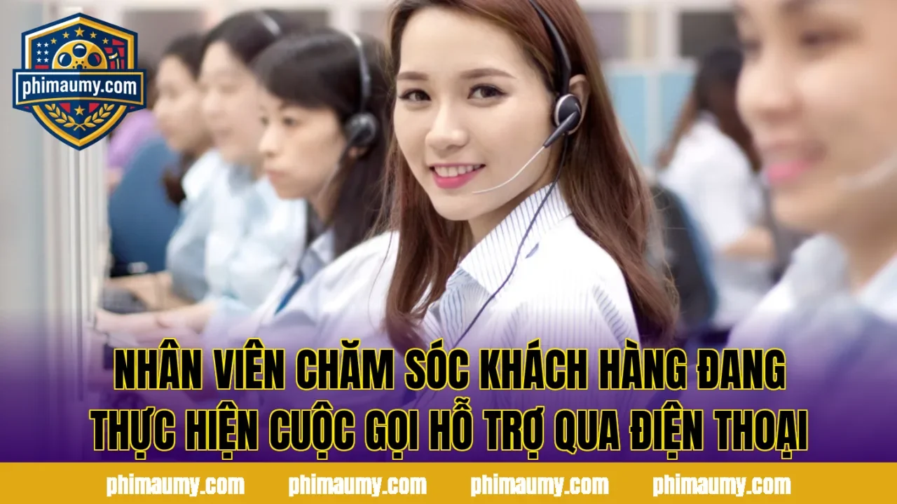Nhân viên chăm sóc khách hàng đang thực hiện cuộc gọi hỗ trợ qua điện thoại