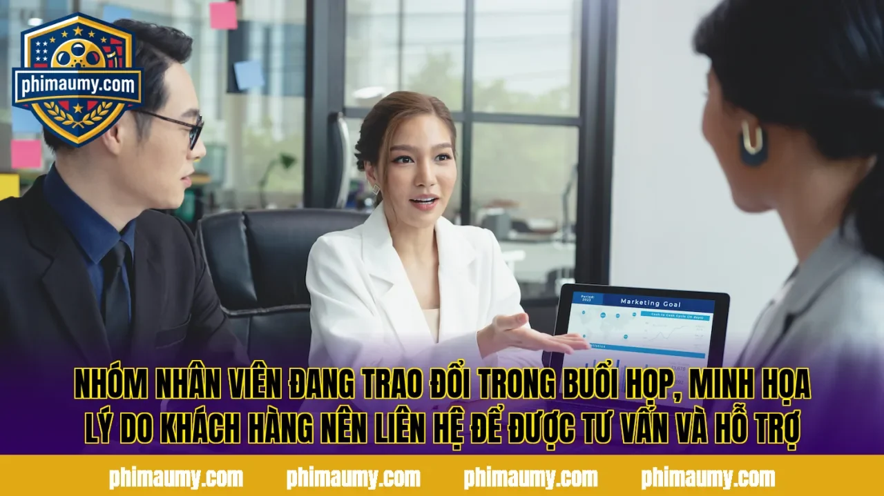 Nhóm nhân viên đang trao đổi trong buổi họp, minh họa lý do khách hàng nên liên hệ để được tư vấn và hỗ trợ