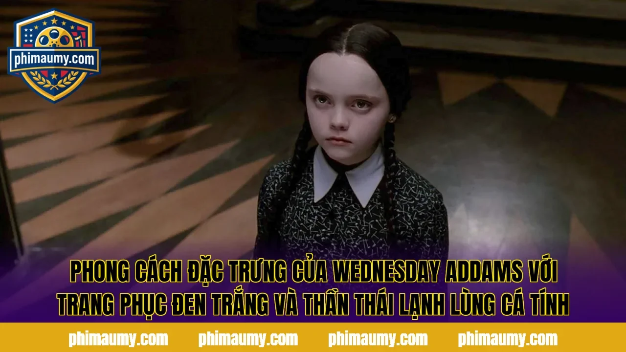 Phong cách đặc trưng của Wednesday Addams với trang phục đen trắng và thần thái lạnh lùng cá tính